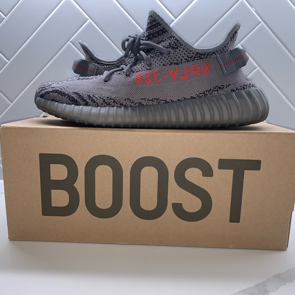 Yeezy boost 350 V2 size 9 1/2 comes with box